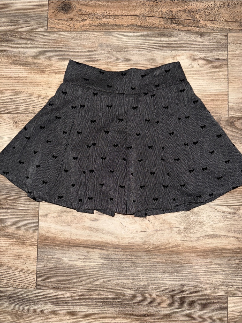 Girls  Flowers by Zoe size M(10) Dark Gray Pleated Skort with Bow Pattern